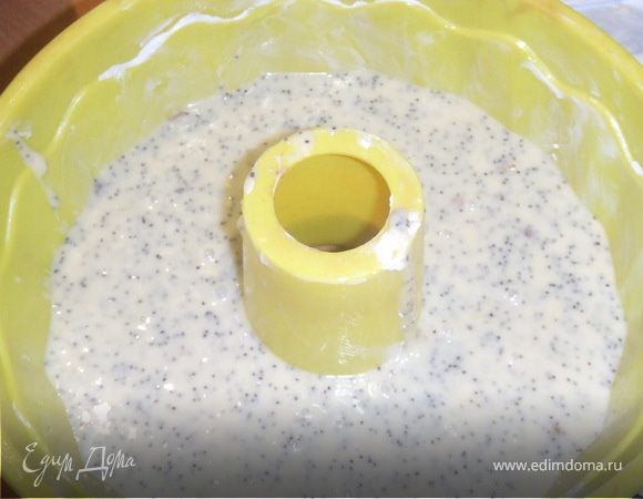 Затем переливаем в форму.