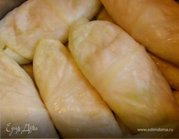 Берем капусту, вырезаем из нее кочан  и ставим в кипящую воду. Листья с капусты должны сами отделиться.

 

Если не отделяются, можно, через две минуты вынуть капусту с кипящей воды и самостоятельно разделить листья.

 

Рис промыть и обжарить на маленьком огне 5-8 мин, без масла.

 

В отдельной сковороде обжариваем мелко порезанный лук, и тертую морковь на масле. Когда почти готово, добавляем фарш и рис.

Посолить, поперчить. Все это нужно хорошо перемешать и снять с огня.

А дальше начинаем закручивать голубцы. Не стоит класть на лис капусты слишком много риса.  Закрутите в трубочку, а края заверните вовнутрь.

Когда голубцы аккуратно уложились в кастрюле, нужно залить их водой, так чтоб вода еле-еле накрыла их. Варить на слабом огне 30 минут.

Подаются голубцы, как второе блюдо со сметаной, или соусом.