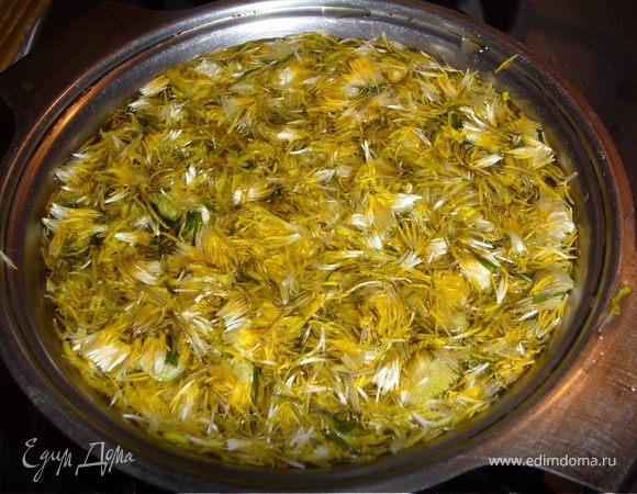 Залей водой и поставь варить на 10 мин.Профильтруй.Добавь лимон,тёртый на тёрке(или блендером)Вари 5 мин.Оставить настаиваться.Вари ещё 5 мин.Оставь накрытой крышкой на 24 часа.Добавь сахар и провари 30 мин.Ещё раз профильтруй.Можно налить в банку.А можно сразу пробавать.По вкусу напоминает цветочный мёд.