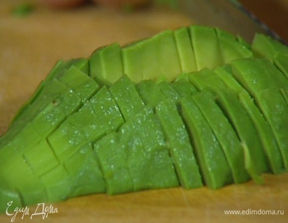 Авокадо почистить и, удалив косточку, мелко нарезать мякоть.