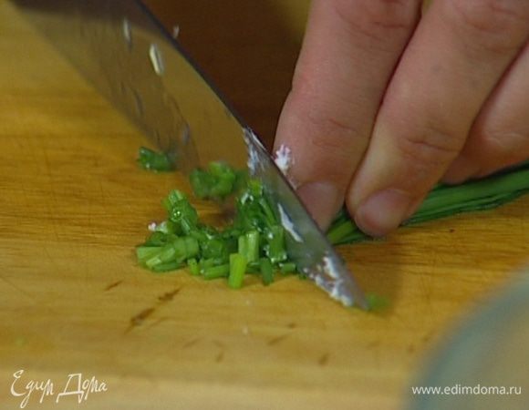 Шнитт-лук мелко порубить.