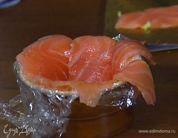 Небольшие круглые формочки выстелить пищевой пленкой и уложить в них семгу таким образом, чтобы ее края свисали из формочек. 
