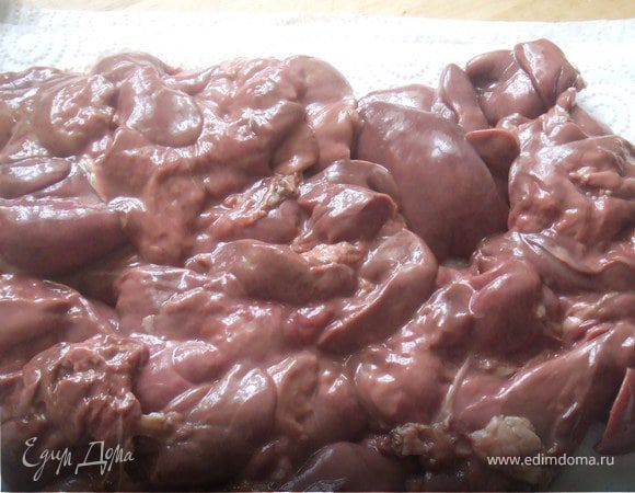 Куриную печень вымыть и обсушить.