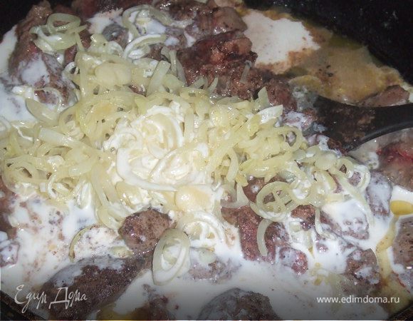 В этом же масле обжарить печень по минуте с каждой стороны. Добавить лук, уксус, сахар, орех, поперчить и готовить 4 минуты. 