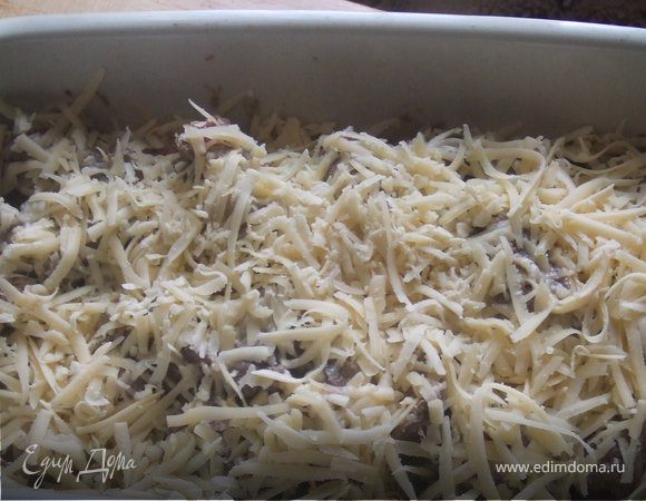 Разложить печень в глиняную посуду, положить сметану или крем-фреш, посыпать тертым сыром и поставить в микроволновку на 1 минуту или в разогретую духовку на пару минут, чтобы сыр расплавился...  