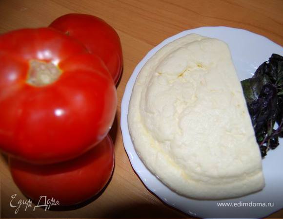 Помидор и сыр нарезать крупными кубиками, добавить нарезанный базилик, соль,ароматные травы (по желанию), заправить оливковым или другим (я иногда заменяю льняным, тыквенным или кунжутным) маслом. В вариациях можно добавить свежий или малосольный(! -очень интересно!) огурец. 