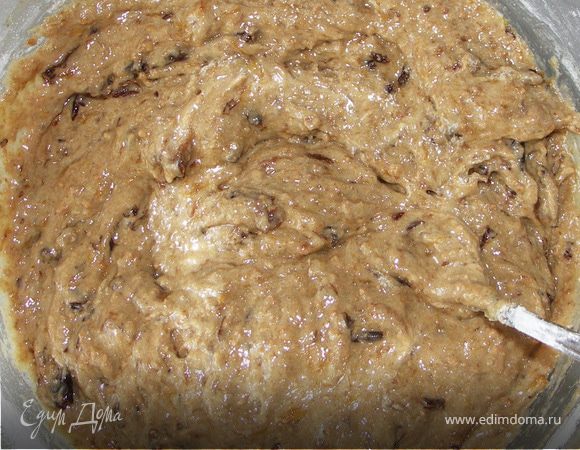 Яйца немного взбить венчиком с сахаром.Добавить творог,чернослив крупно порезанный.Всеять муку с разрыхлителем.Смешать все составляющие.Оставить на 20 мин.Разогреть духовку.