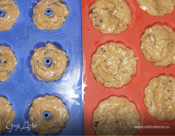 Разложить по формочкам.У меня получилось 12 не очень больших кексиков.Выпекать при 180с 20-25 мин.