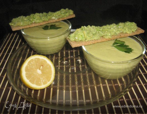 Лук и чеснок очистить,мелко нарезать,пассеровать в сливочном масле.Кабачки вымыть,отрезать кончики(кожицу не чистить),нарезать произвольно,добавить к луку и чесноку,тушить минут пять,помешивая,добавить бульон,довести до кипения,убавить огонёк и довести овощи до готовности,посолить по вкусу.Дать немного остыть,а пока... авокадо очистить,удалить косточку,сбрызнуть лимонным соком,измельчить в пюре с помощью блендера,посолить,поперчить по вкусу,поставить в холодильник.Кабачки остыли? Тогда включаем блендер и измельчаем кабачки с бульоном в пюре,добавляем сливки и прогреваем на маленьком огне,не доводя до кипения,снимаем с огня,добавляем авокадо и взбиваем блендером до однородной консистенции.Подаём суп тёплым,украсив листиком петрушки.Очень нежный,очень вкусный крем-суп.Рекомендую!