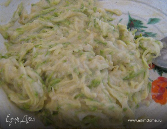 Кабачки почистить,удалить семечки(если кабачки уже зрелые,молодые чистить не нужно),натереть на крупной тёрке,добавить к кабачкам почищенные и натёртые яблоко и лук,добавить яйцо,соль,перец,массу хорошо размешать и всыпать муку.Масса должна быть довольно густой