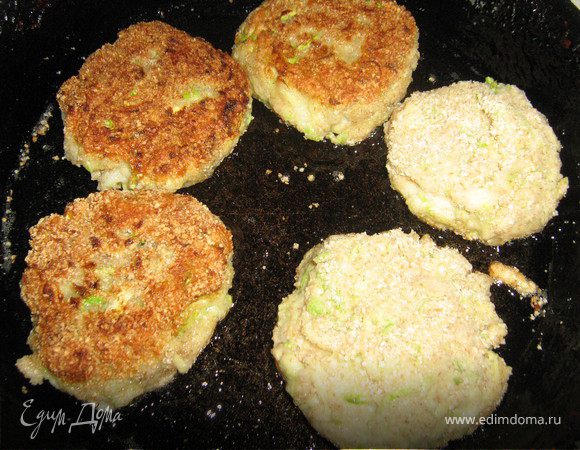 Сформировать котлеты круглой или продолговатой формы,обвалять в сухарях и жарить с двух сторон в разогретом раст.масле до готовности