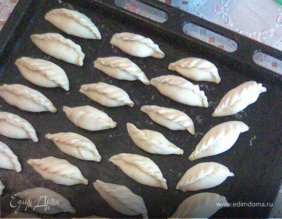 ну дальше как обычно по рецепту, раскатываем в тонкую лепешку и стаканом маленького диаметра вырезаем кружочки, накладываем начинку и защиплем  в косичку, выкладывем на противень, смазываем яйцом и выпекаем в духовке при 200 гр. 10-15 минут. Приятного аппетита!!!