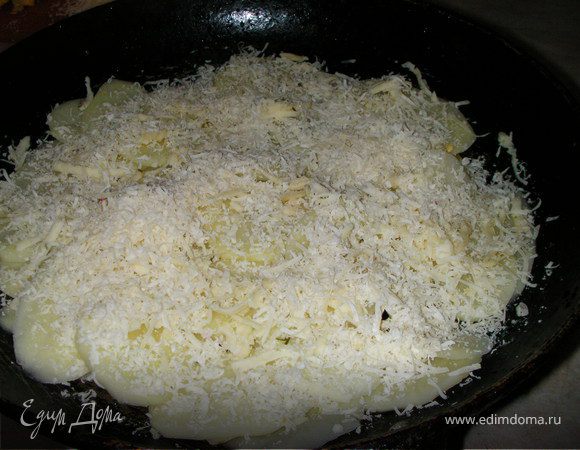 Посыпаем сырами(твердым и пармезаном)