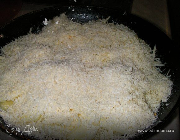 Выкладываем второй слой картофеля и посыпаем  сырами(твердым и пармезаном)