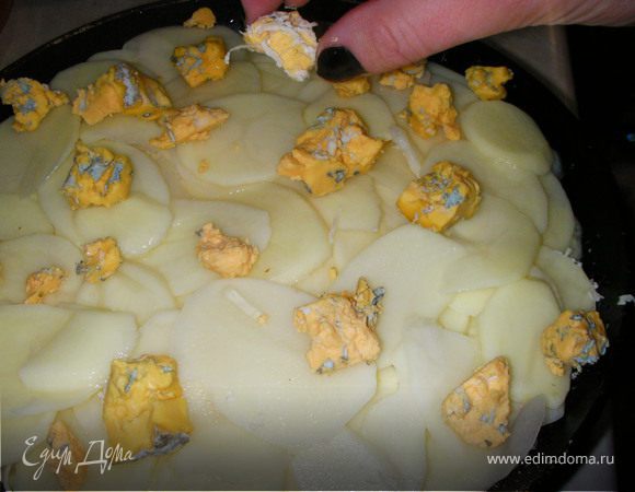 Выкладываем последний третий слой картофеля и выкладываем  сыр с плесенью.