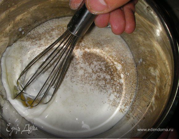 Перемешиваем яйцо со сливками.Добавляем специи.