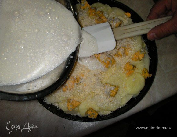 Аккуртно заливаем полученной смесью картофель
