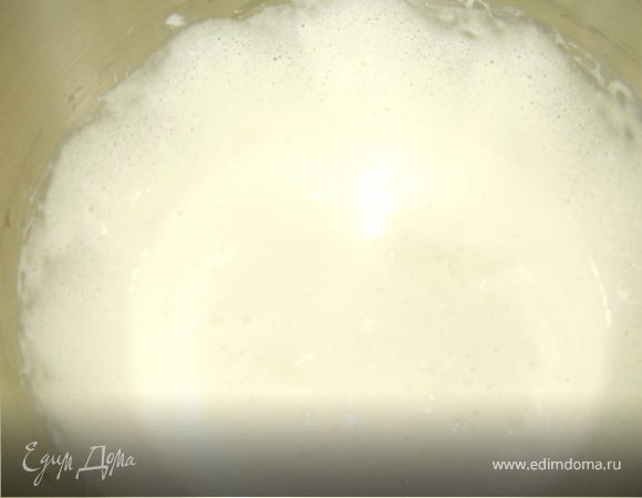 Яйца с сахаром взбиваем в комбайне до бела в густую пышную пену.