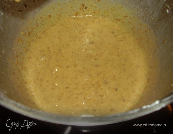 Добавляем сметанй,рстительное масло и еще раз хорошо взбиваем в комбайне.Затем всыпаем нашу смесь приготовленную в первом шаге.