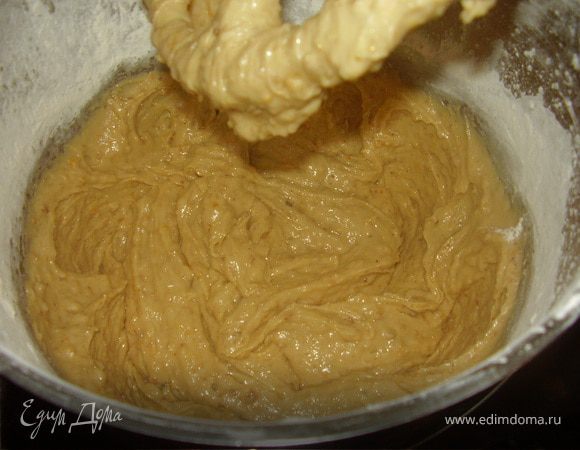 Муку просеиваем в отдельную миску,туда же просеиваем соду и соль.Постепенно добавляем смесь муки к массе в комбайне продолжая взбивать.