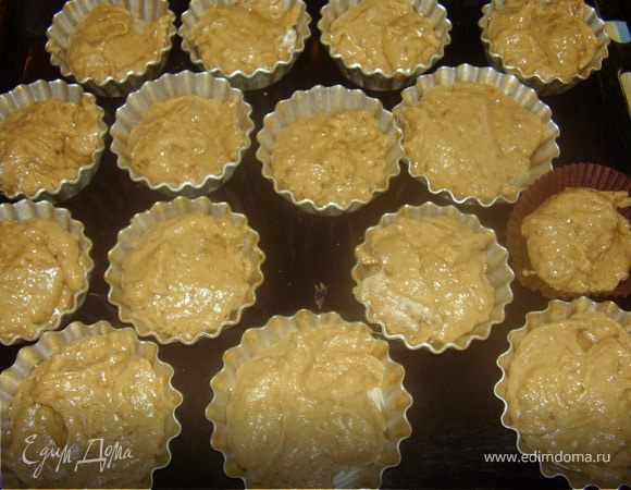 Заполняем на 3/4 фрмочки приготовленным тестом.