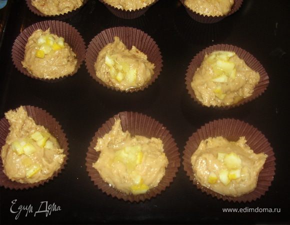 Сверху выкладываем (у меня стояла засахаренная цедра лимона)цедру лимона и слега поливаем соком.или лимона или сиропом с засахаренной цедры.