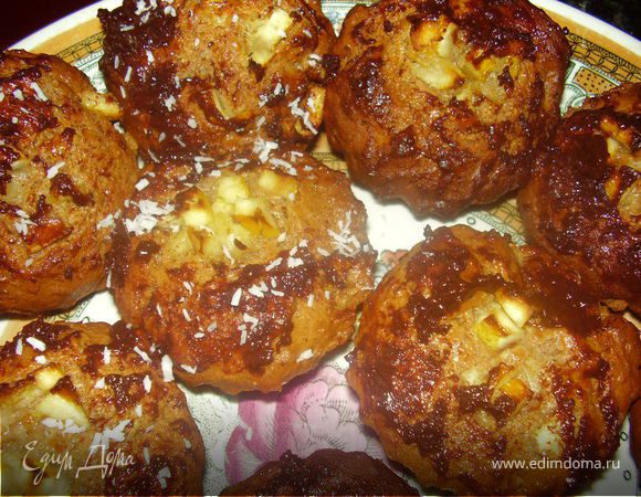 На паровой бане растапливаем шоколад и кончиком кондитерской кисточки смащзываем слегка наши маффины,присыпаем кокосовой стружкой.