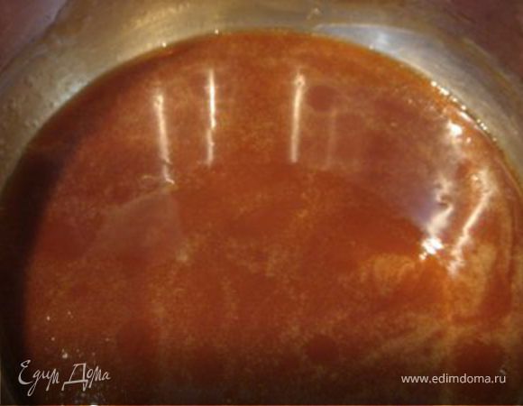 На застывшую карамель выкладываем веером яблоки 