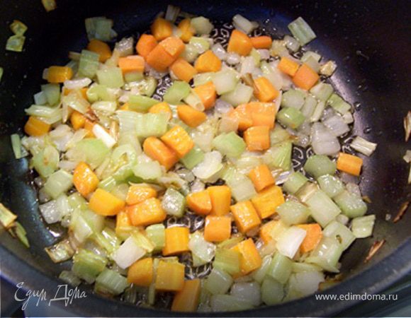 Разогрейте масло на среднем огне в большой кастрюле, добавьте лук-шалот (или лук), морковь, лук-порей и сельдерей.Тушить около 10 минут.