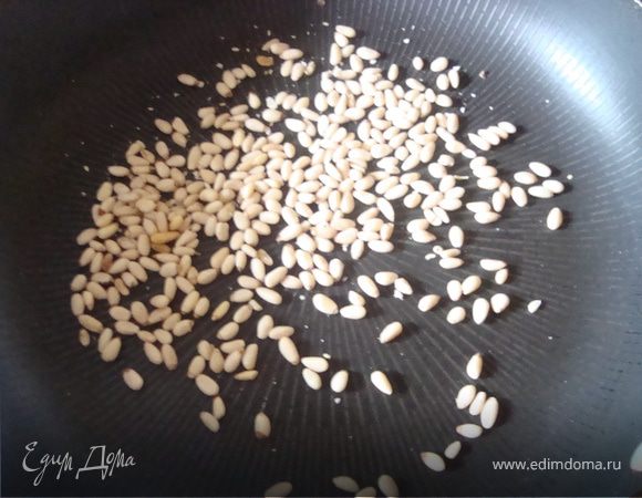 Орешки слегка поджарить на сковороде без жира.