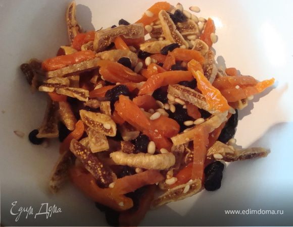 Курагу и инжир нарезать на мелкие пластинки. Смешать курагу, инжир, изюм (предварительно замоченный) и кедровые орешки.