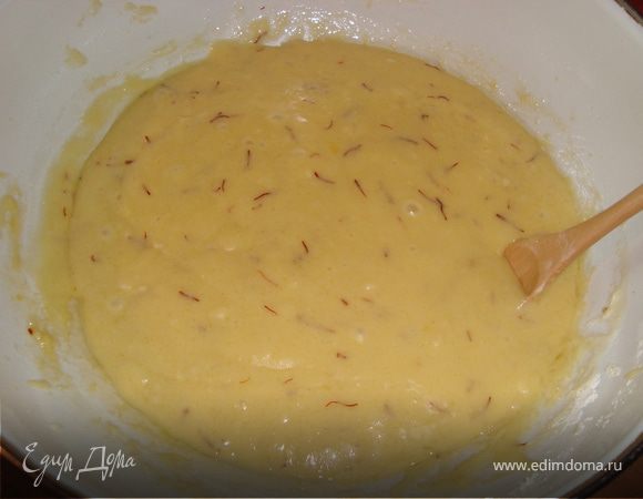 Смешать муку с разрыхлителем, просеять.
Добавить сахар, ванильный сахар, кефир, яйца и добавляем рыльца шафрана. Перемешать. Влить масло и продолжать перемешивать.