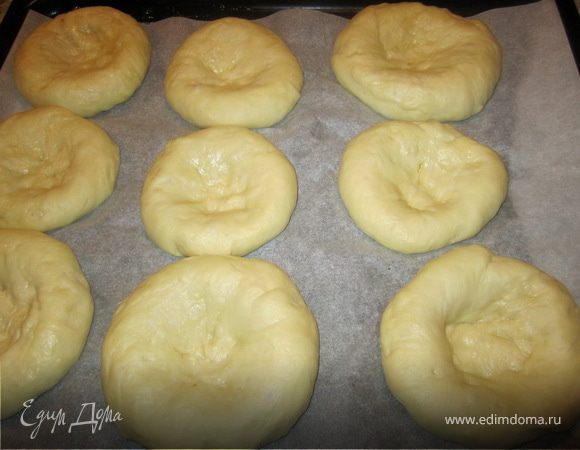 Когда тесто второй раз подошло, подмешать его. Руки и стлол на котором будете работать с тестом, смазать растительным маслом.
Тесто разделить на небольшие части и сформировать ватрушечки.
Оставить на 10-15 минут.