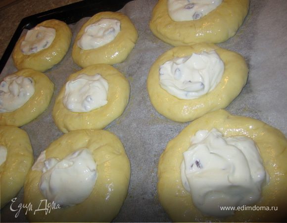 Творог+сахар+яйца+ванилин хорошо взбить в блендере. 
Добавить изюм.
Наполнить ватрушки.