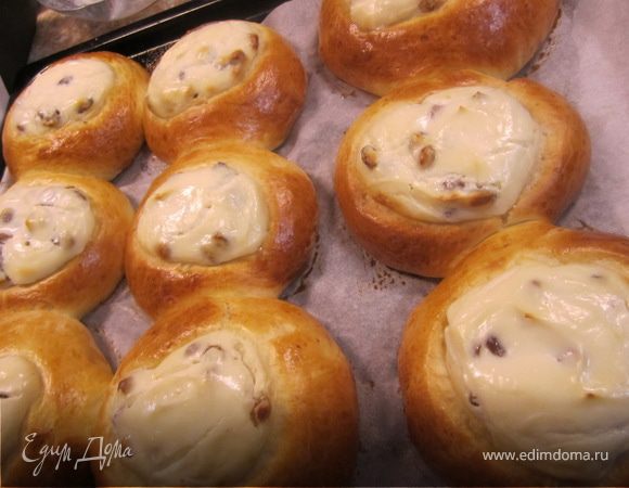 Выпекать в разогретой духовке (180 гр.) 15-20 минут, в зависимости какого размера у вас ватрушки.
