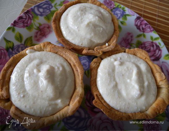 Перелить (ложкой) в чашечки из теста...