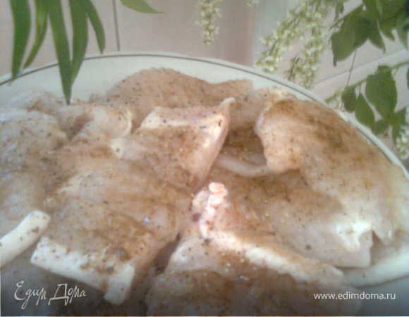 Филе рыбы порезать на порционные куски. Промыть в холодной воде и обсушить на бумажном полотенце. Посолить, поперчить (у меня была смесь перцев). Выложить рыбку сверху на лук, тушенный в томатном соусе.Запекать филе в течении 15-20 минут до готовности. Перед подачей полить образовавшимся соусом и украсит зеленью на ваш вкус.