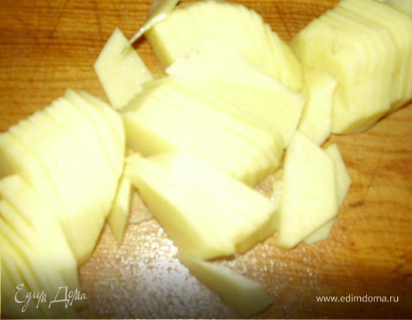 Лук чистим.Нарезаем тонкими полукольцами.Хорошо руками в миске отжимаем ,чтоб лук пустил сок.Картошку нарезаем тонкими пластинками.