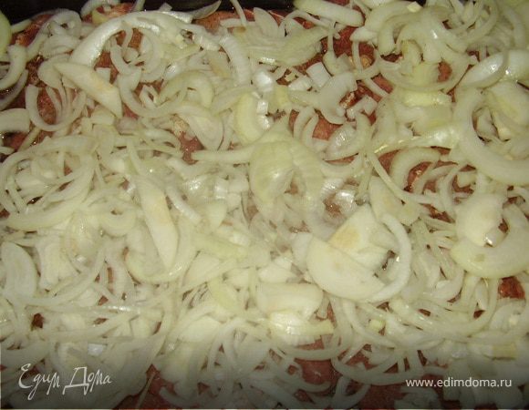 Выкладываем лук ,еще раз хорошо отжимая,сверху на мясо и распределяем равномерно.