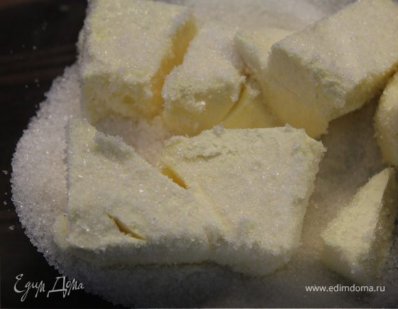 Взбить сливочное масло с сахаром. Добавить желтки, продолжая взбивать...сметану...манку...муку,
смешанную  с разрыхлителем и хорошо взбить до однородности...