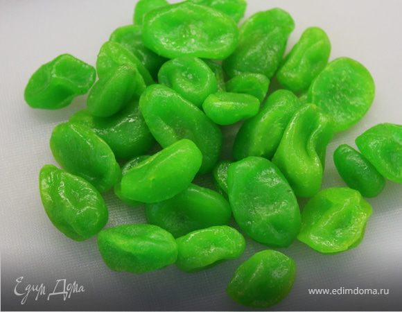 Кумкват порезать на тонкие колесики и добавить в тесто.