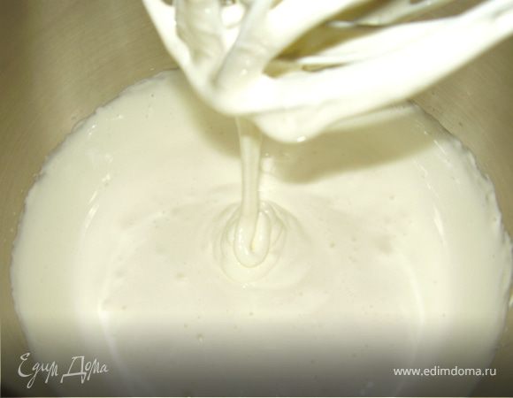 Разогреть духовку до 200 градусов.Взбить в пенй яйца и сахар..Добавить при постоянном помешивании масло.Смешать муку,разрыхлитель и соль и добавить к яичной массе не переставая мешать.