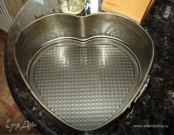 Берем разъемную форму в виде сердца.Выстилаем ее бумагой для выпечки и смазываем растительным маслом.