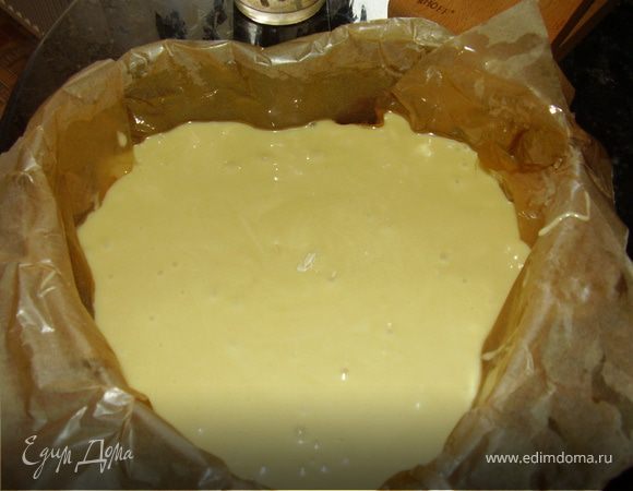 Выливаем наше тесто в форму и ставим в духовку рна 50 минут(не открвать духовку во время выпекания)