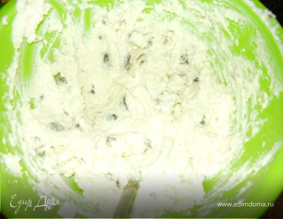 Пока корж печется берем изюм и заливаем его на полчаса коньякои или ликером.Сливки взбиваем с 50 гр сахара до густого состояния.Творог измельчаем блендером с яйцом.Добавляем сливки и просушеный изюм,хорошо перемешиваем снова блендером.