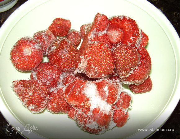 Клубнику размораживаем.