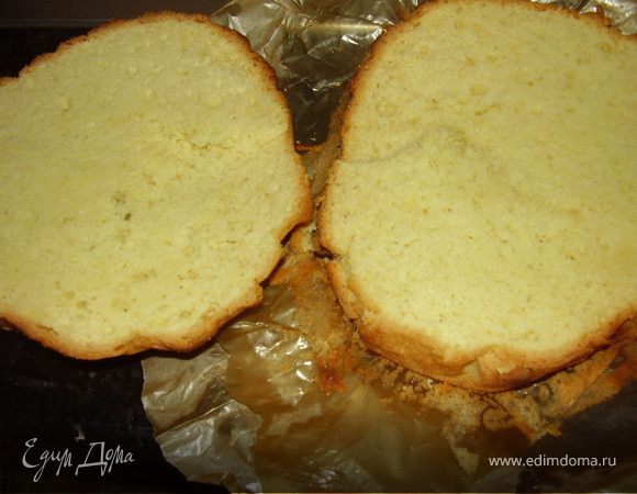 Затем корж разрезаем так,чтоб нижняя часть была повыше.