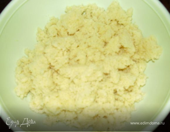 Когда кожи хорошо остынут аккуратно ножом из нижней части коржа вырезать мякоть и руками раскрошить мелко,она нам пригодится для украшения.