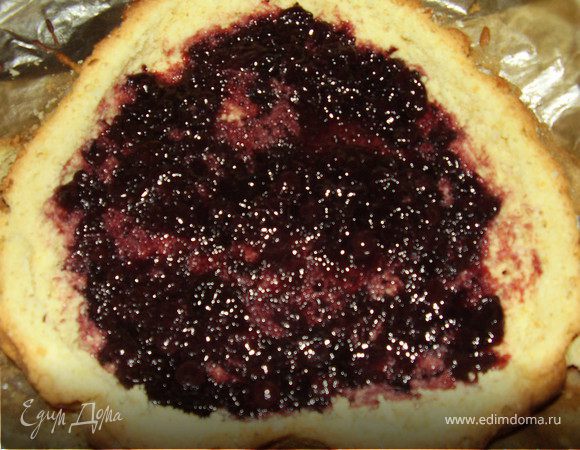 Берем любое варенье и смазываем корзинку из коржа внутри.