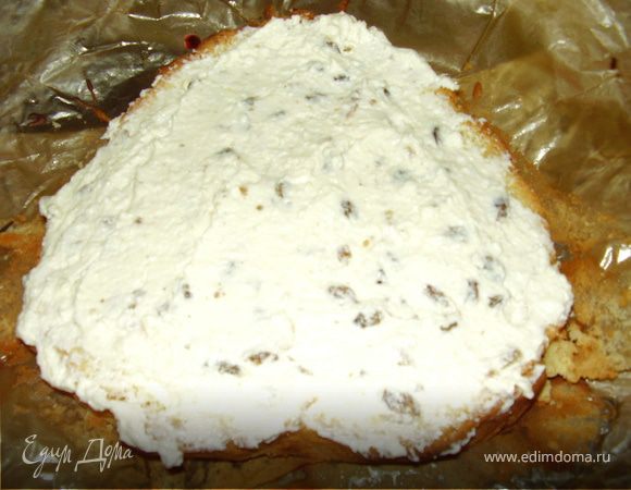 Берем готовый творожный крем и аккуратно выкладывам в корж,разровняем и снова ставим в духовку на 20 минут.